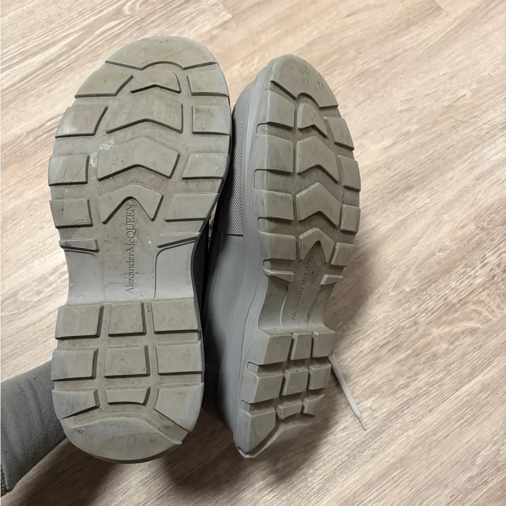 Alexander McQueen Tread Slick Low Top Sneaker - Picture 6 of 7